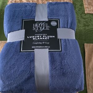HOST PICK. NWT. Hotel Style Blue Luxury Plush Blanket 90"x94"